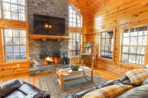 Villa Cozy Creekside Log Cabin W Firepit, Hot Tub, Wifi