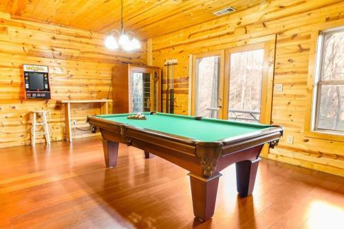 Villa Cozy Creekside Log Cabin W Firepit, Hot Tub, Wifi