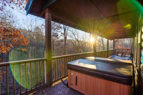 Villa Cozy Creekside Log Cabin W Firepit, Hot Tub, Wifi