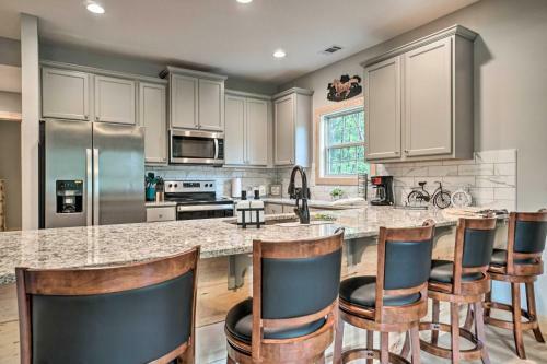Stunning Helen Getaway With Private Hot Tub!