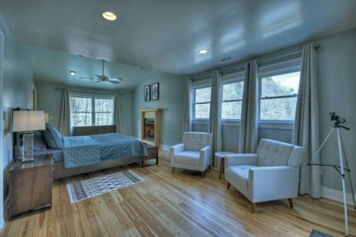 New Heaven Bound Pristine Private Lake Frontage