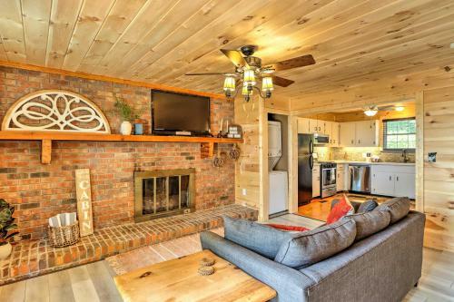 Deja View Cabin With Hot Tub Pets Welcome!
