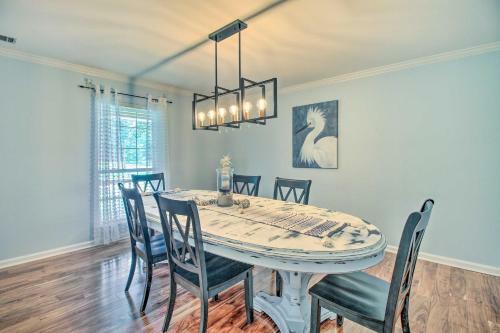 Bright Family-friendly Escape, Walk To River!