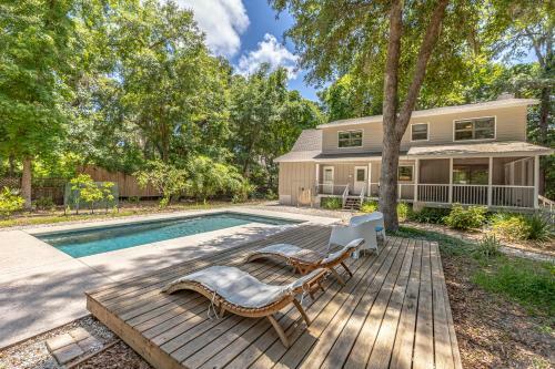 Seclusion Retreat! With Private Pool! 4 Bedroom, 2 Bath Home On St Simons!