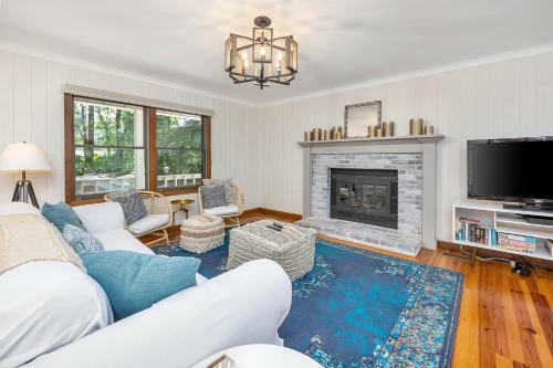Seclusion Retreat! With Private Pool! 4 Bedroom, 2 Bath Home On St Simons!