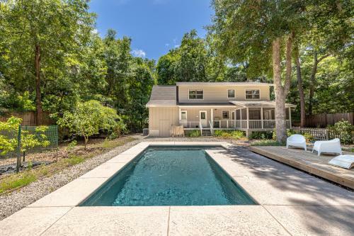 Seclusion Retreat! With Private Pool! 4 Bedroom, 2 Bath Home On St Simons!