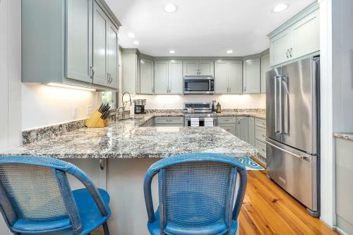 Seclusion Retreat! With Private Pool! 4 Bedroom, 2 Bath Home On St Simons!
