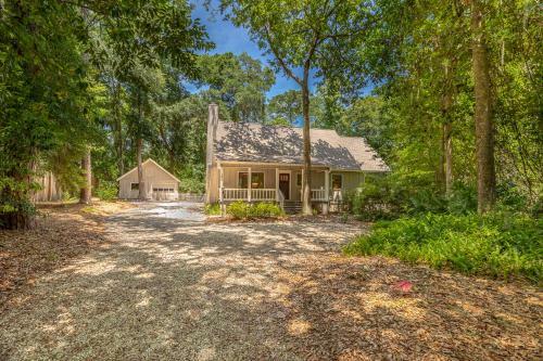 Seclusion Retreat! With Private Pool! 4 Bedroom, 2 Bath Home On St Simons!
