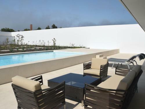 Modern Villa In Bidos Lisbon With Garden And Pool