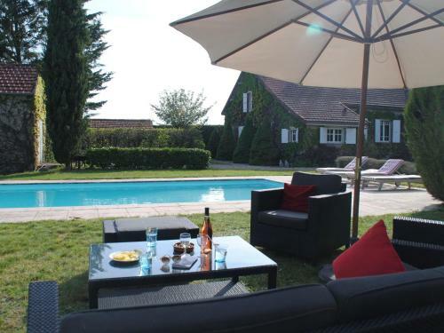 Magnificient Mansion Located In Burgundy With A Pool