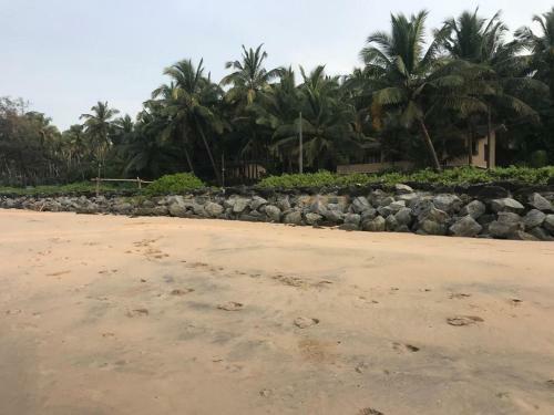 Hostal Kizhunna Rock Beach House