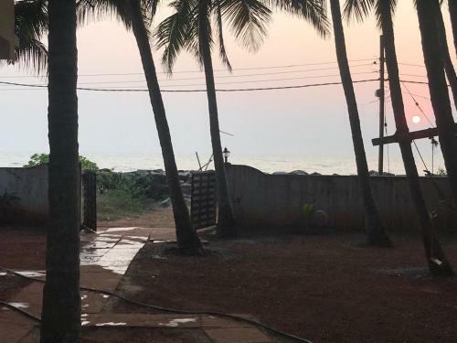 Hostal Kizhunna Rock Beach House