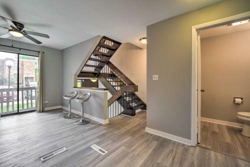 Schaumburg Townhome About 30 Miles To Chicago!