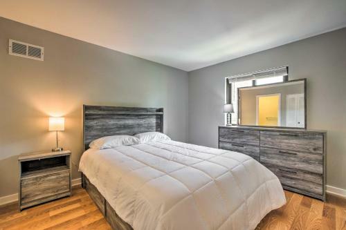 Schaumburg Townhome About 30 Miles To Chicago!