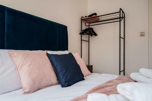 Stunning Town Centre Apartment -free On Site Parking!