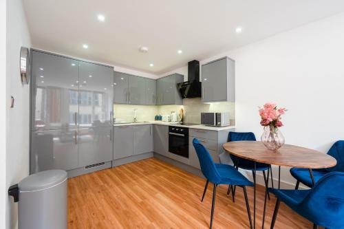 Stunning Town Centre Apartment -free On Site Parking!