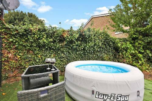 The Canterbury Gem House With Hot Tub