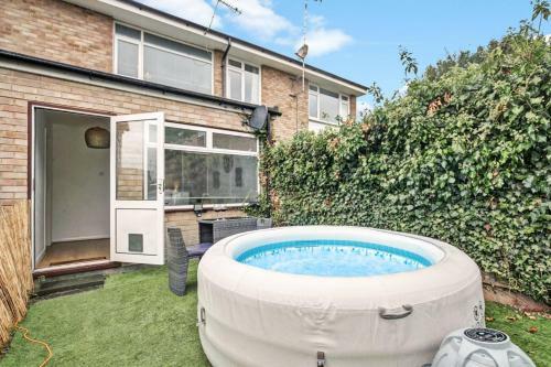 The Canterbury Gem House With Hot Tub