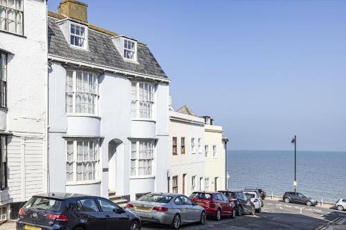 Georgian Home And Nearly On The Beach, A Real Gem!