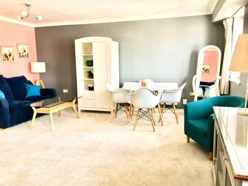 Hostal Family Room - Spacious Place With Full Kitchen