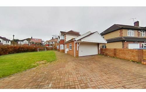 Lovely 6 Bedroom House