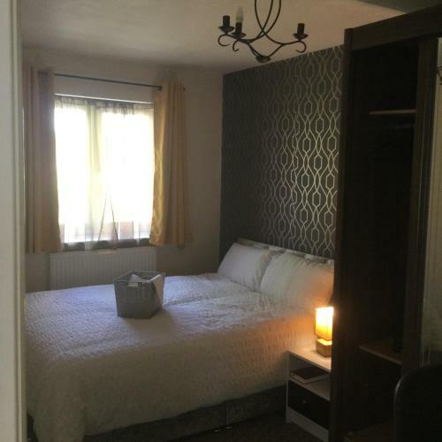 6 Beds Sleeps 7- Elegance Leisure Stay, Oldham