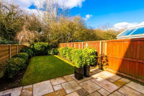 ? 3 Bed House ? Leisure/business ? Free Parking