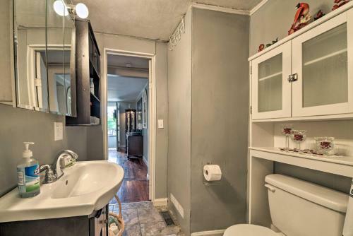 Cheerful Grand Rivers Cottage, Half Mi To Lake