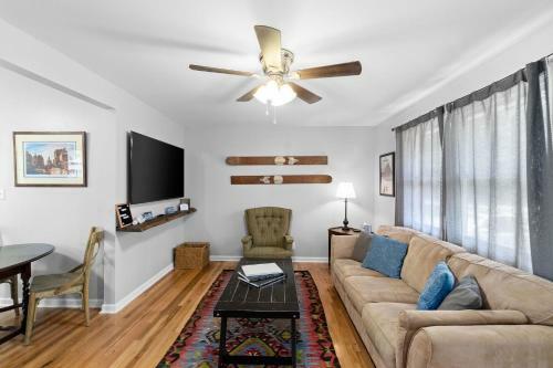 Cozy And Quaint In Clarksville-
