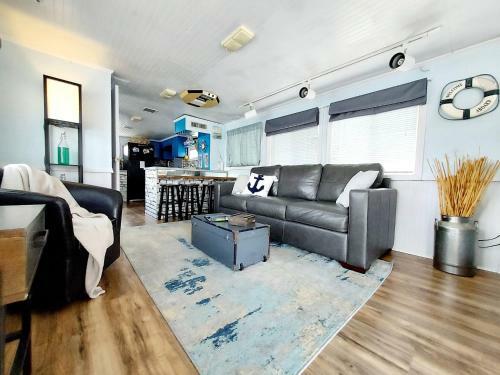 2 Story Houseboat Kayakfish Pets