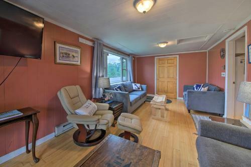 Pet-friendly Togus Pond Home Kayak And Canoe!