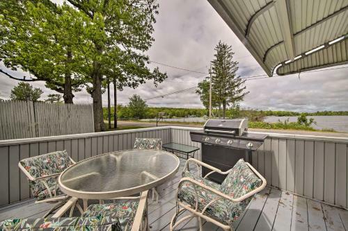 Pet-friendly Togus Pond Home Kayak And Canoe!