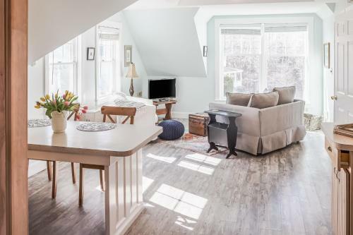 Historic Harrington House Apartment