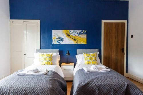 Cosy 3 Bds House W Free Parking, Middleton