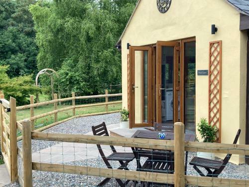 1 Bedroomed Detached Holiday Retreat Pant