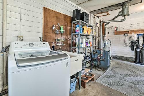 Bright Home With Outdoor Space, Steps To River