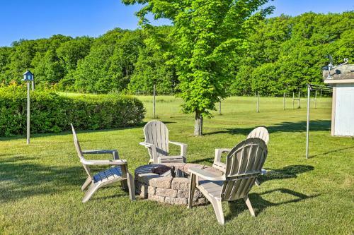 Peaceful Lake Leelanau Little Finger Ranch!