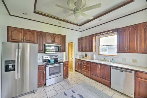 Bright Ludington Home 3 Blocks To The Beach!