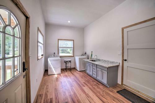 Spacious House On Half Acre Less Than 3 Mi To Beach!