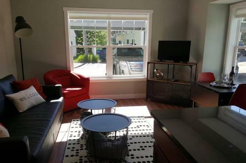 Modern And Pristine Condo -by The Gt Commons