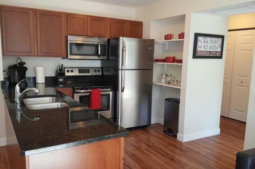 Modern And Pristine Condo -by The Gt Commons