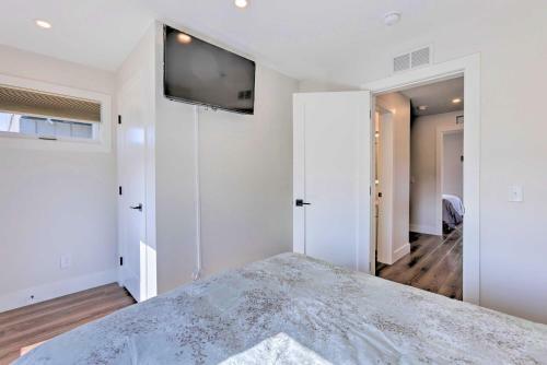 Bright Traverse City Townhome Walk To Beach!