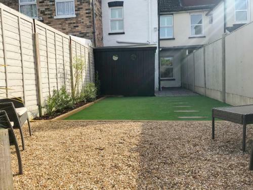 Emerson House. Close To Poole Harbour & Town Centre