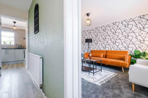 Cheerful 3 Bedroom Home With Parking Near Chester