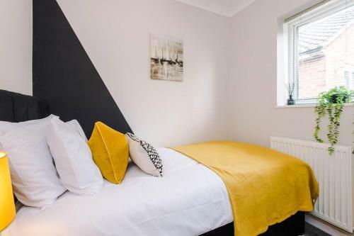Cheerful 3 Bedroom Home With Parking Near Chester