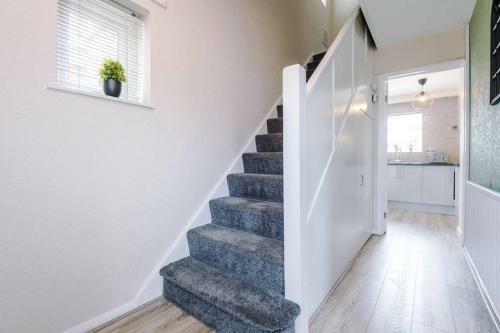 Cheerful 3 Bedroom Home With Parking Near Chester