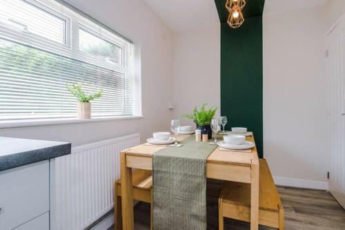 Cheerful 3 Bedroom Home With Parking Near Chester
