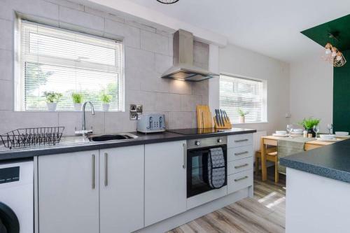 Cheerful 3 Bedroom Home With Parking Near Chester