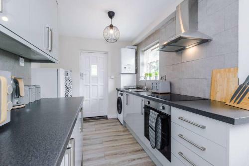 Cheerful 3 Bedroom Home With Parking Near Chester
