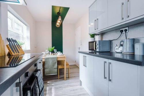 Cheerful 3 Bedroom Home With Parking Near Chester